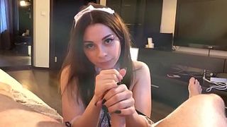 Молоденькая служанка отсосала лысому мужику и попрыгала на его кривом хуе